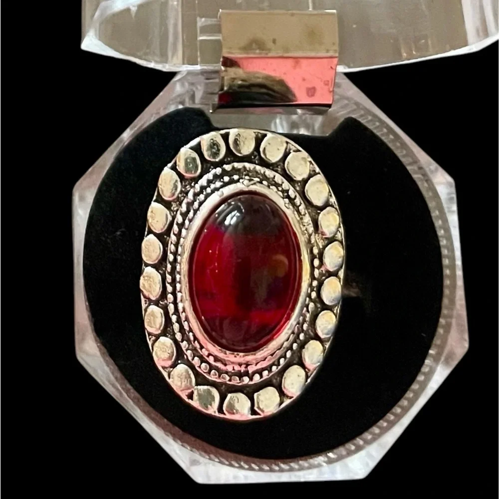 🔥2/$24 or 3/$30🔥 Elegant Red Stone Silver Ring - Picture 3 of 5